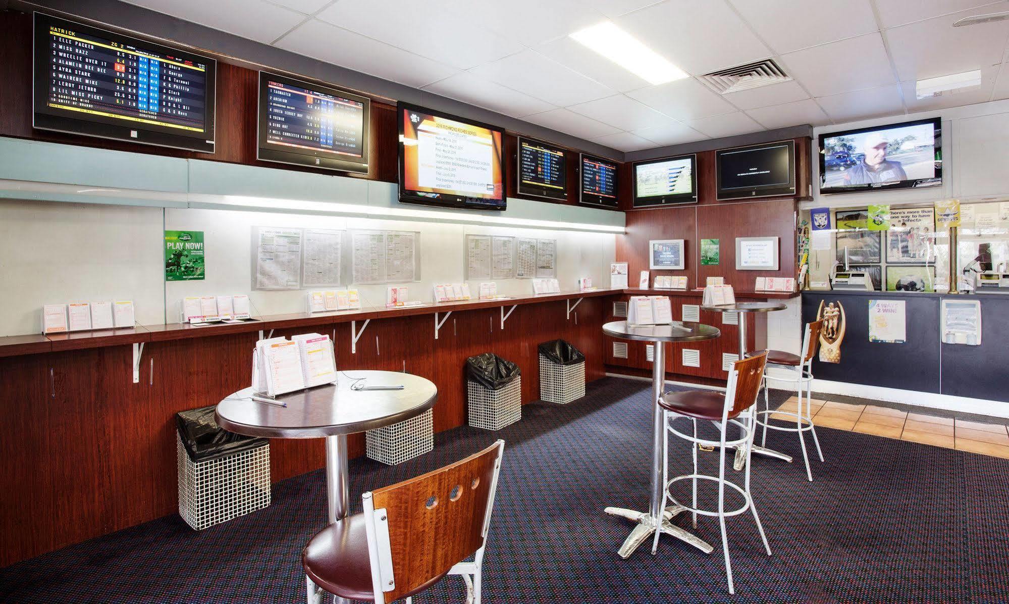 Upper Ross Hotel Townsville Bagian luar foto